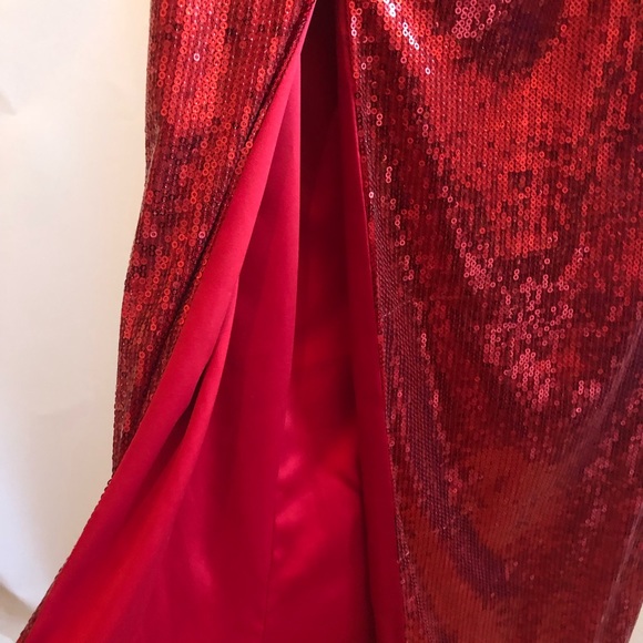 Red Glamorous gown with corset. - Picture 6 of 8